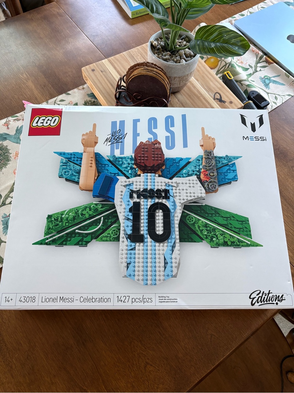 LEGO Editions Lionel Messi – Celebration building set (set number 43018)